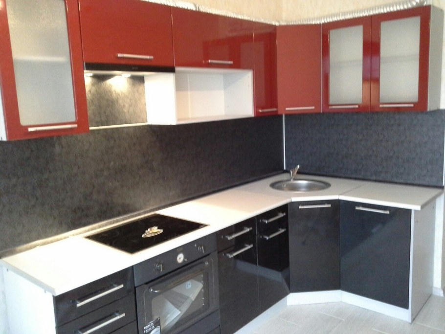 Кухонный гарнитур белый красный низ