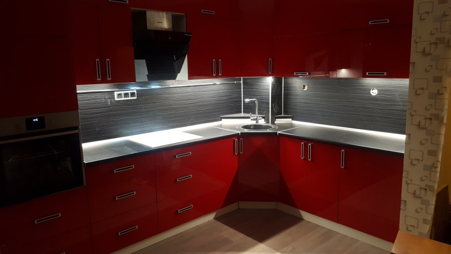 Красный глянец страйп кухня