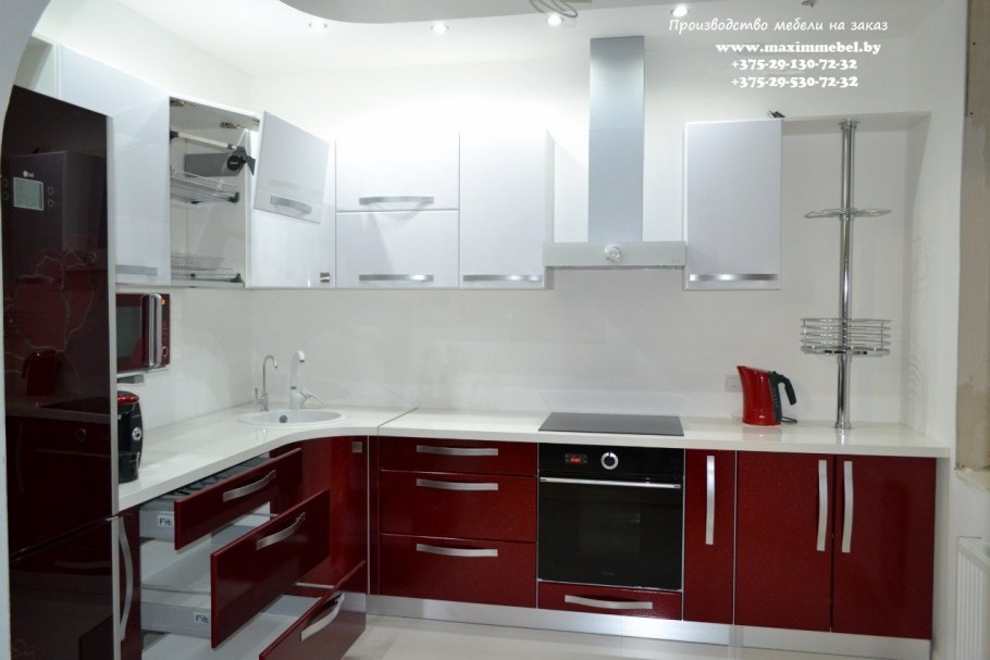 Кухня бордовая с белым