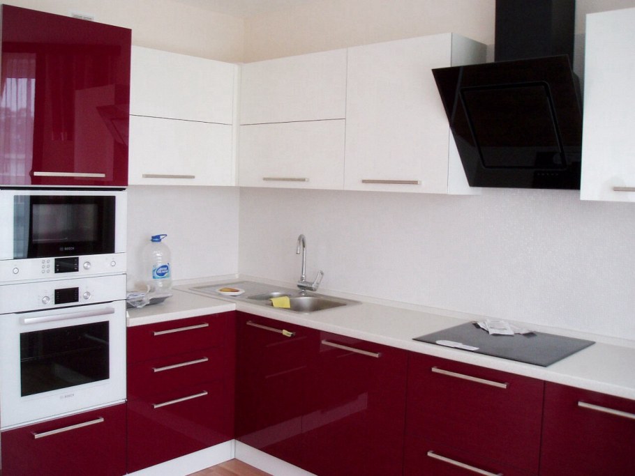 Кухня красная с белым угловая