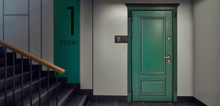 Дверь в квартиру в подъезде