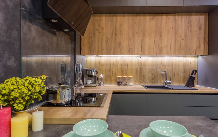 Кухня серая с деревом