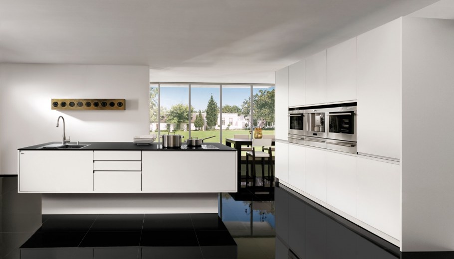 Кухня с черной столешницей