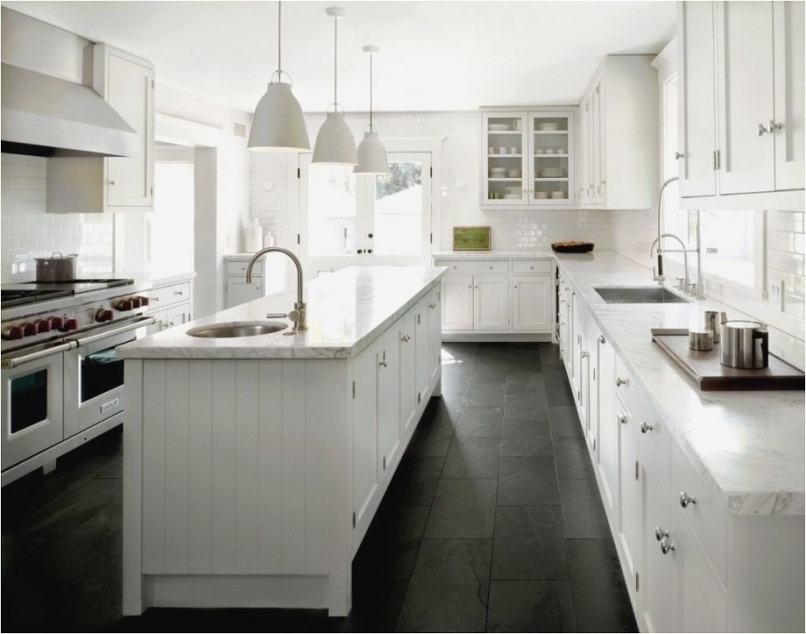 Белая кухня с черной столешницей
