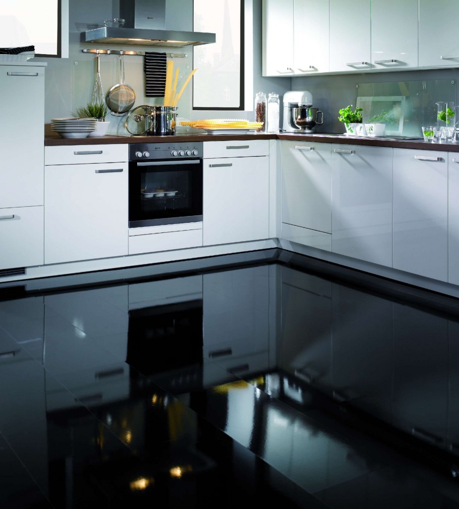 Черно белая плитка на кухне