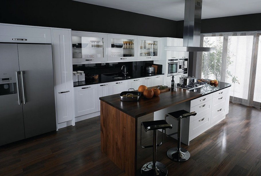 Современная черно белая кухня с островом
