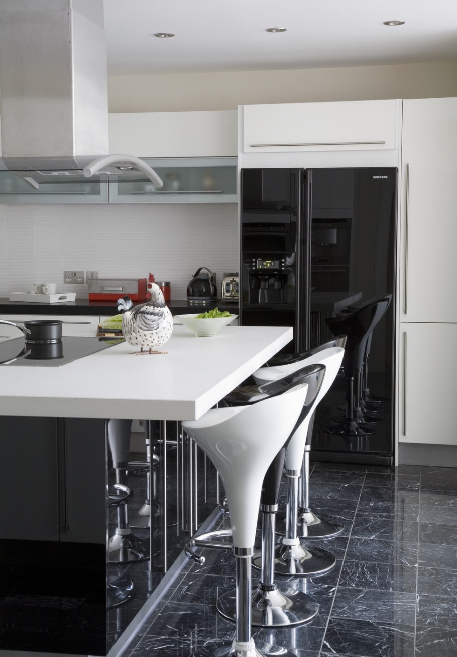 Белая кухня с черным стеклом в шкафах