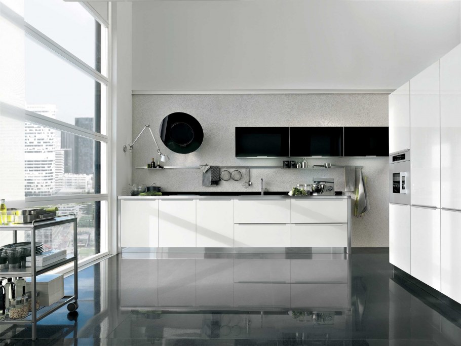 Белая кухня с белой мраморной столешницей