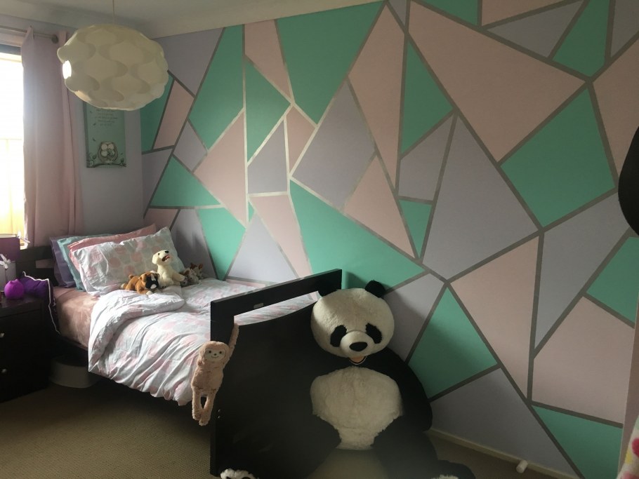 Геометрические фигуры на стене в детской