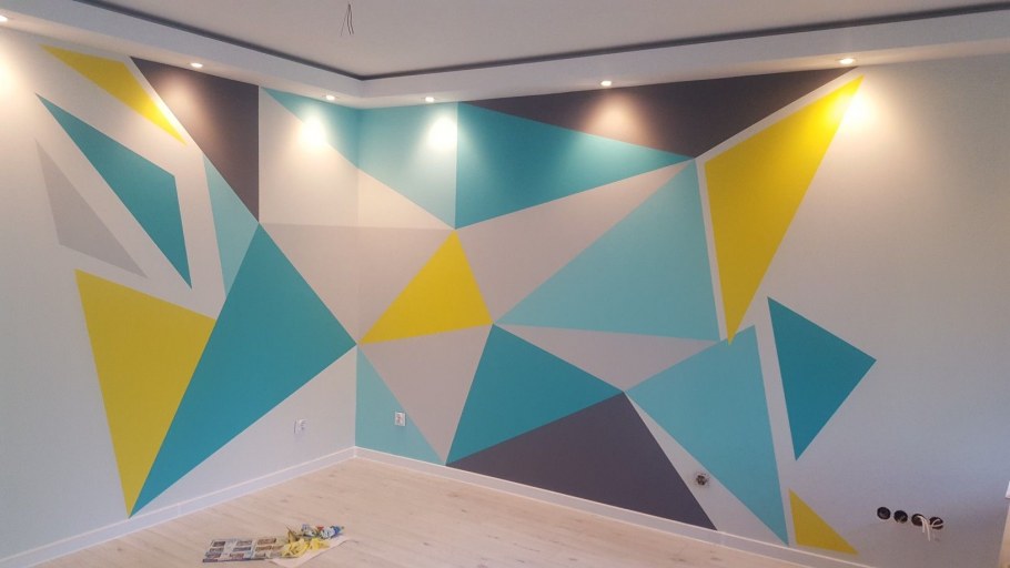 Геометрический узор на стене