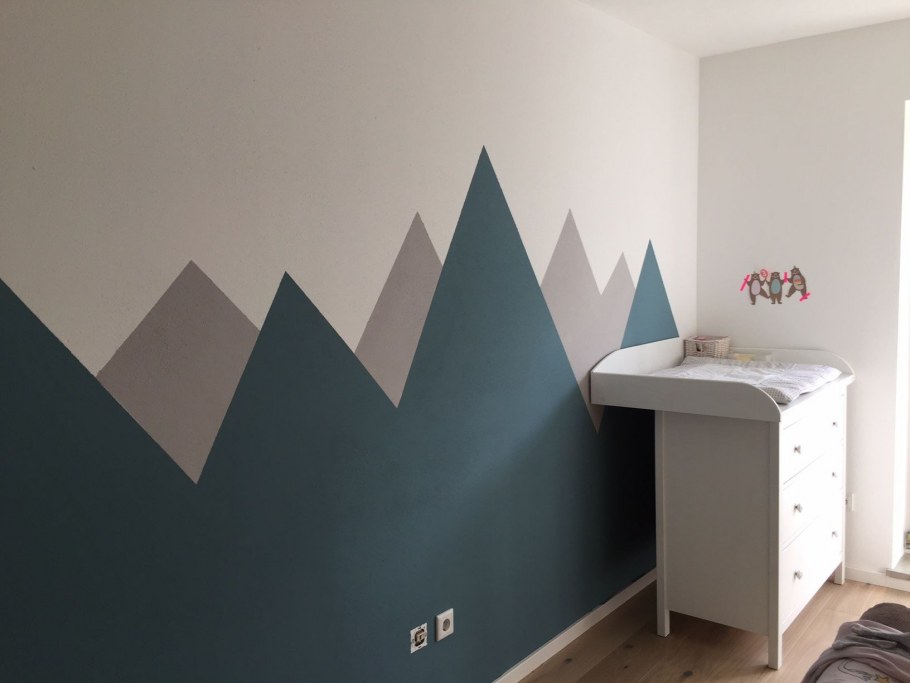 Геометрические фигуры на стене в детской
