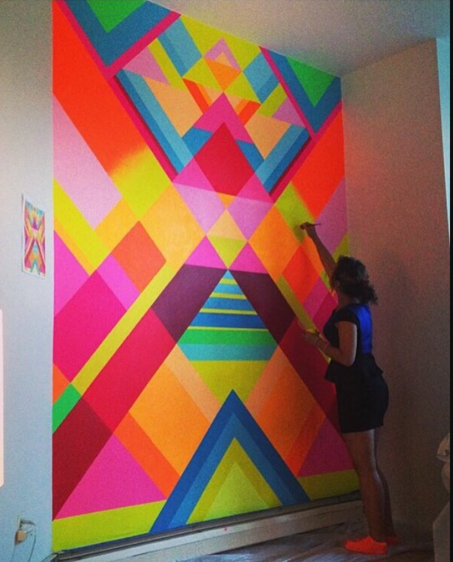 Треугольники на стене краской