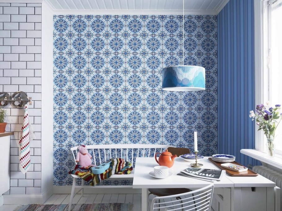 Интерьер кухни с комбинированными обоями