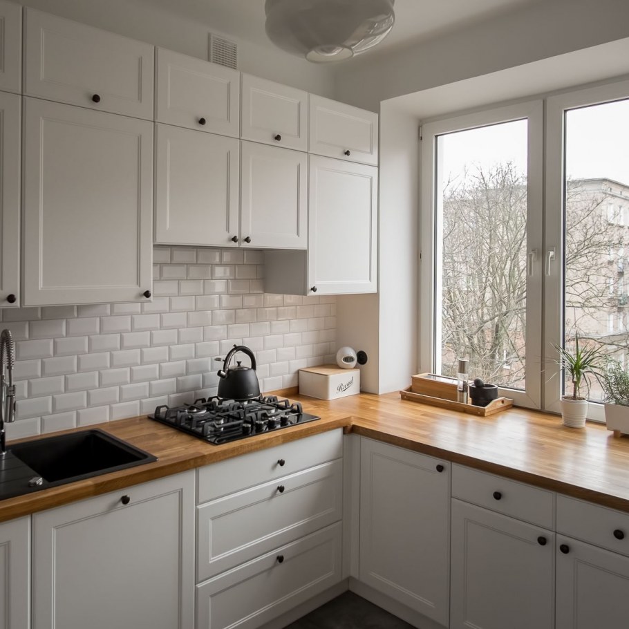 Белая кухня с деревянной столешницей