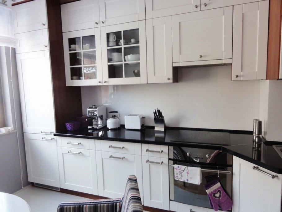 Светлая кухня с черными ручками