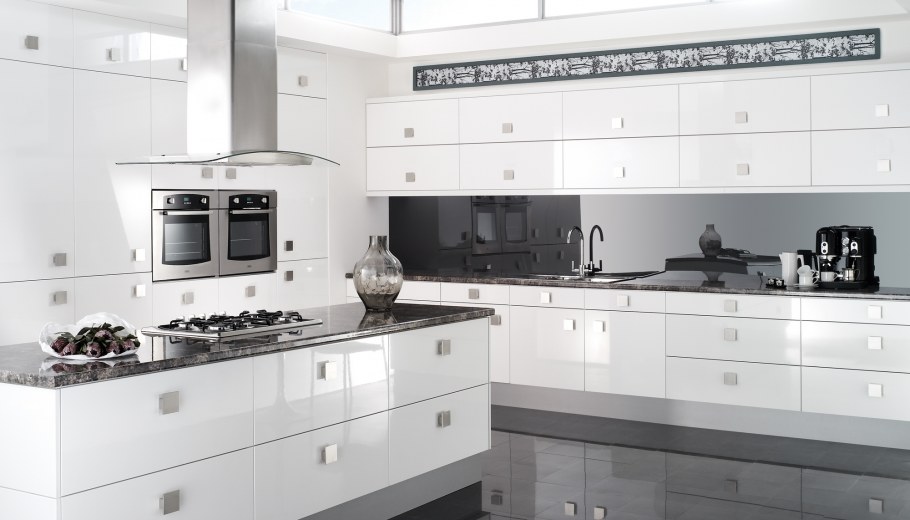 Кухня белый глянец с черными ручками
