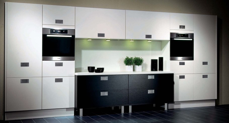 Кухня с черными ручками