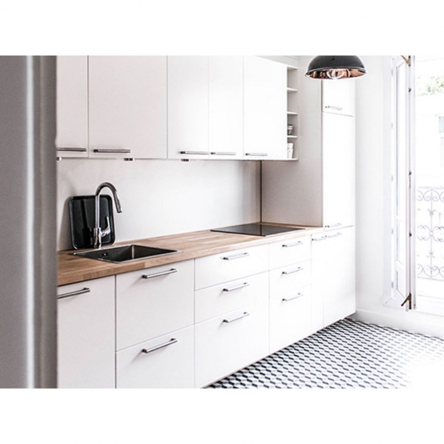 Белая кухня с черными ручками