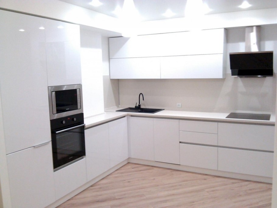 Белая кухня с профильными ручками