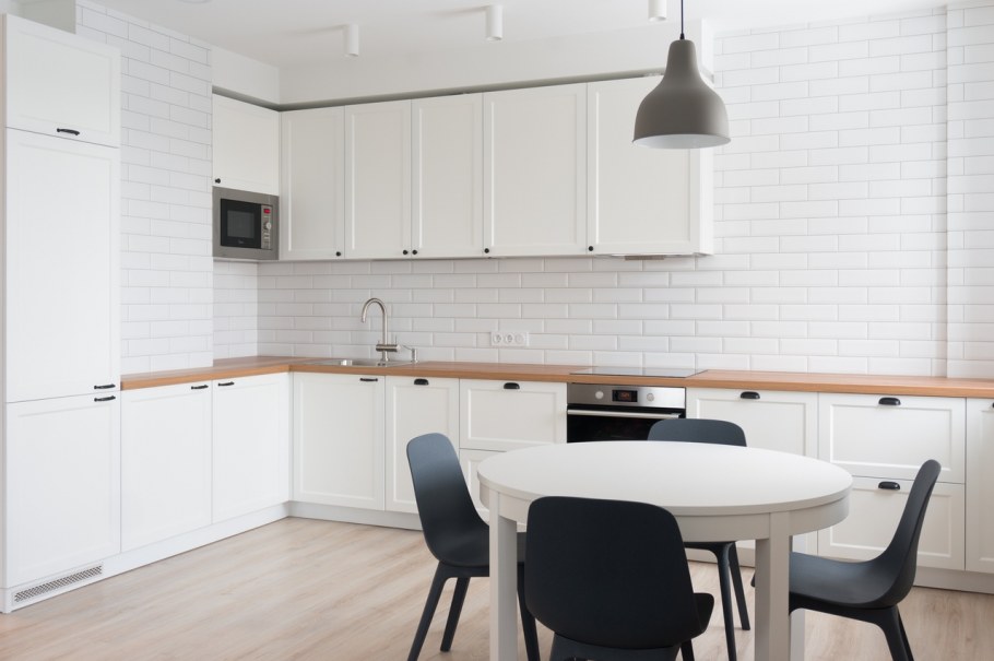 Черные пучки на белой кухне