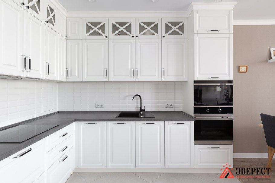 Белая кухня с фрезеровкой