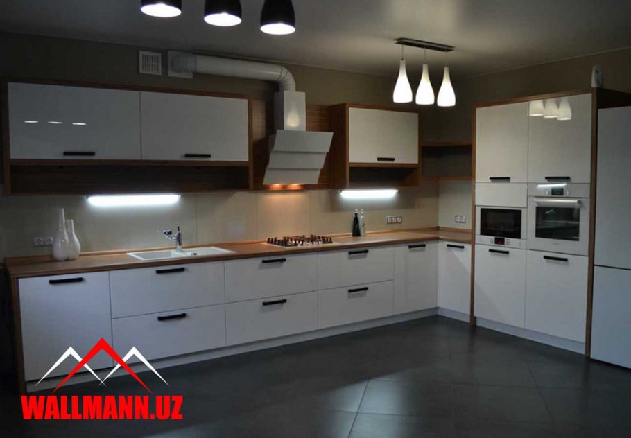 Белая кухня с ручками