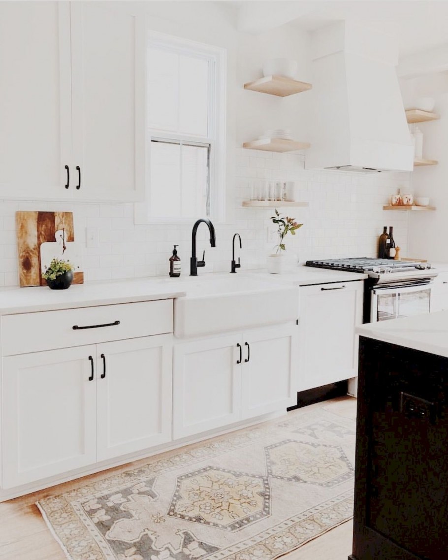 Белая кухня с черными ручками