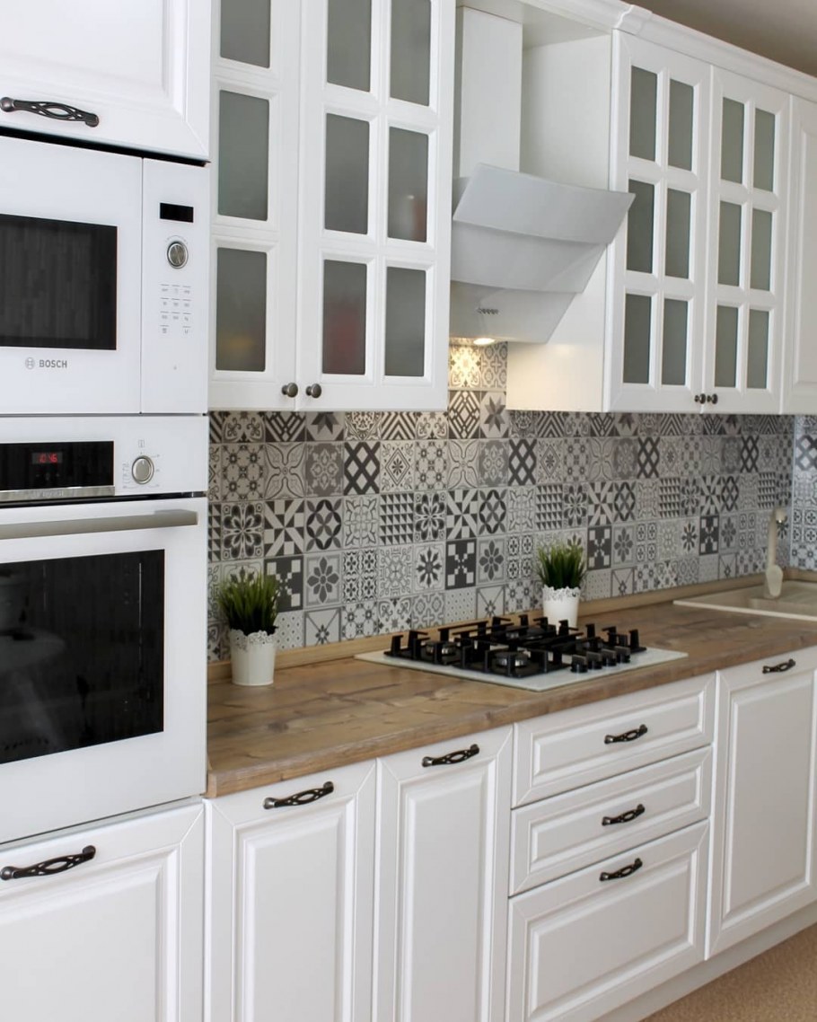 Белая кухня с черными ручками