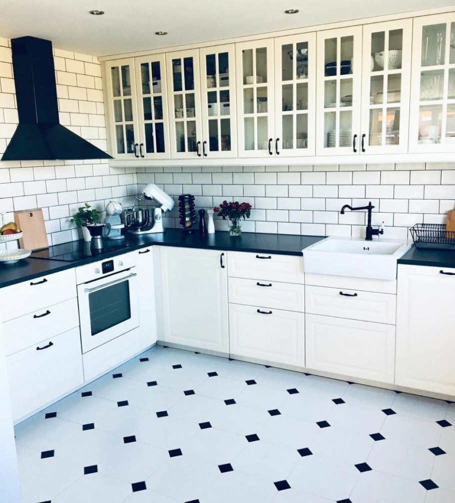 Белая кухня икеа с черной столешницей