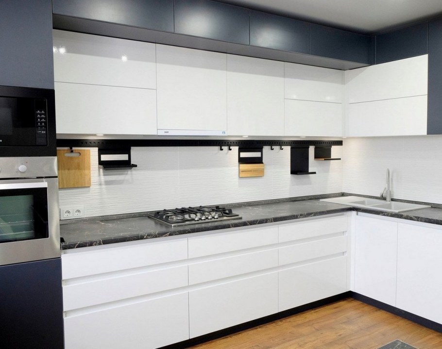 Белая кухня без ручек