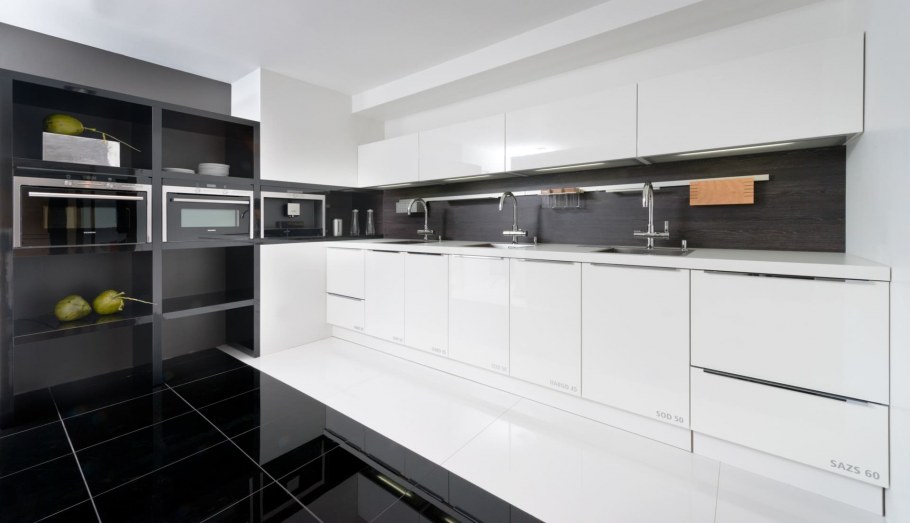 Белая кухня с черными профильными ручками