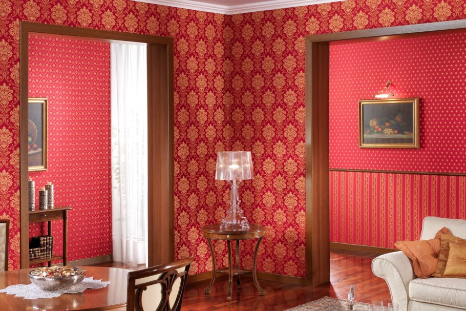 Гостиная с бордовыми обоями