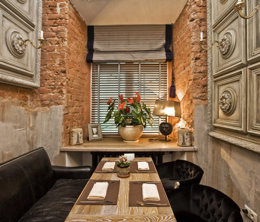 Кирпич и лепнина в интерьере