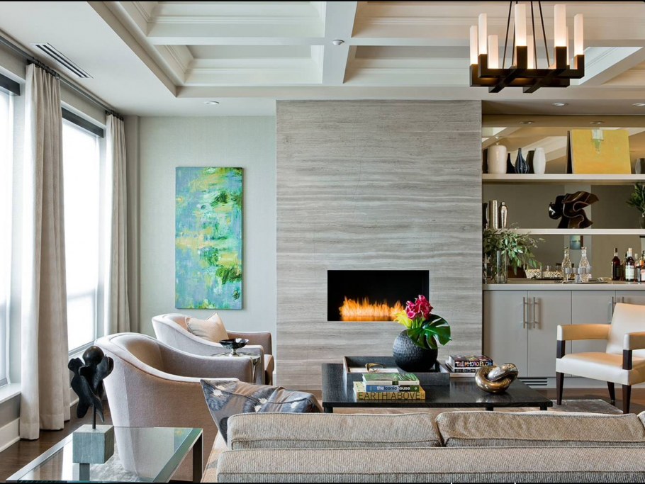Современный экостиль в интерьере гостиной с камином
