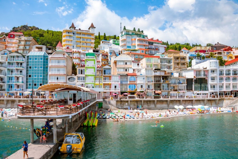 Пляж Двуякорная бухта Орджоникидзе