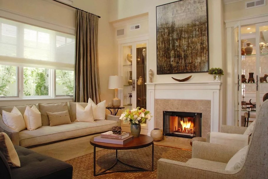 Современная гостиная с камином