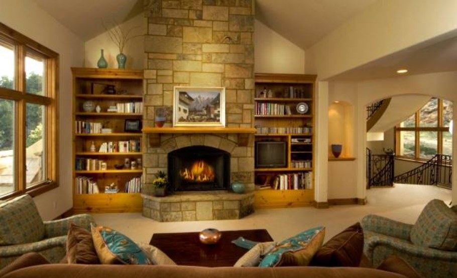 Гостиная с большим диваном и камином