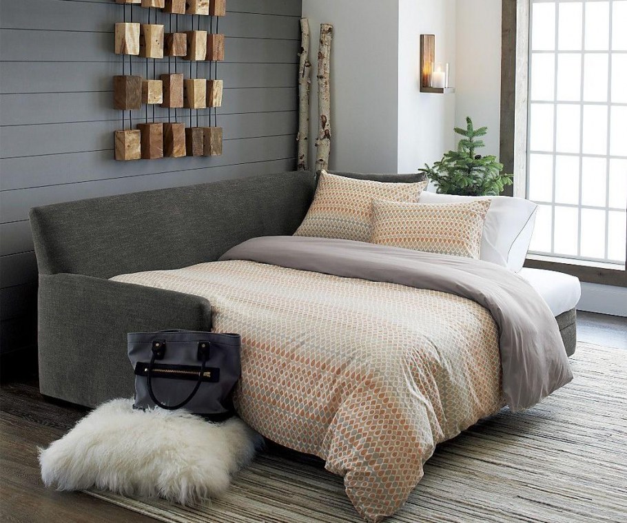 Интерьер спальни с диваном