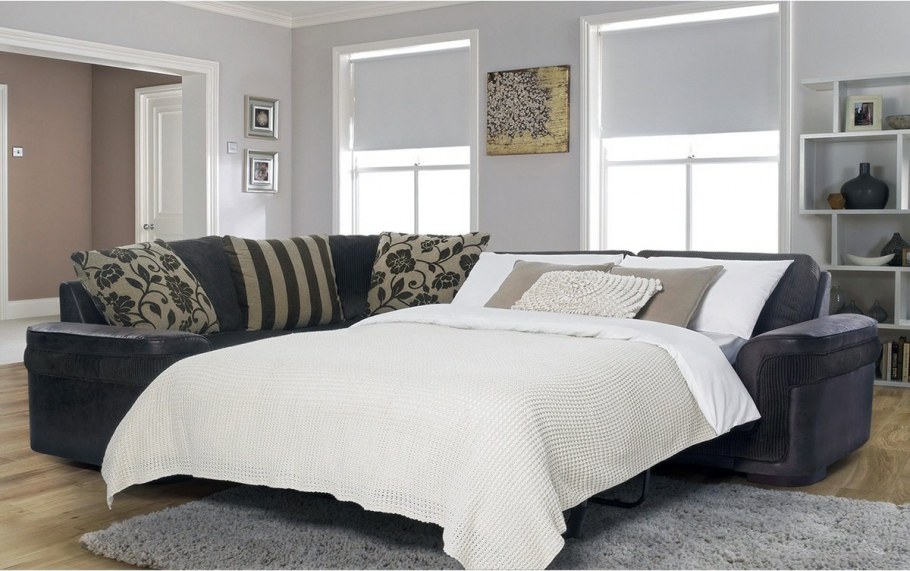 Интерьер спальни с диваном