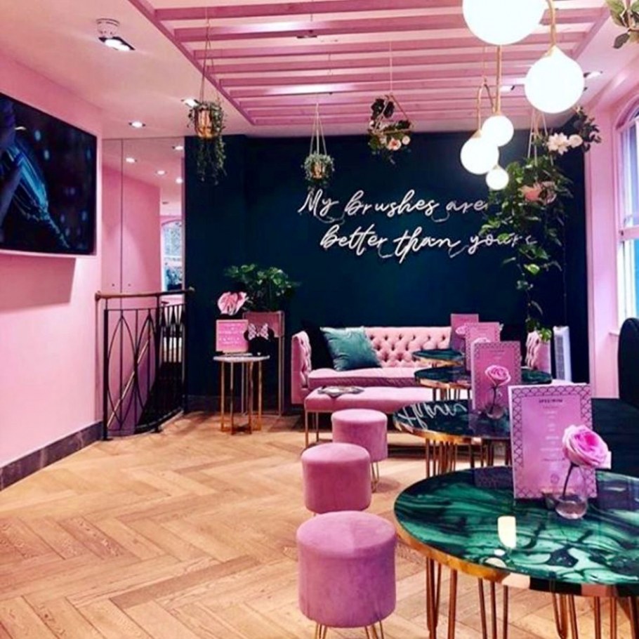 Маникюрный салон в розовых тонах