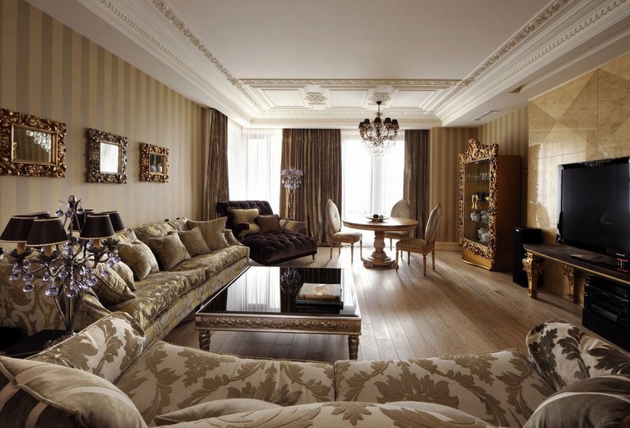 Гостиная с большими окнами в частном доме