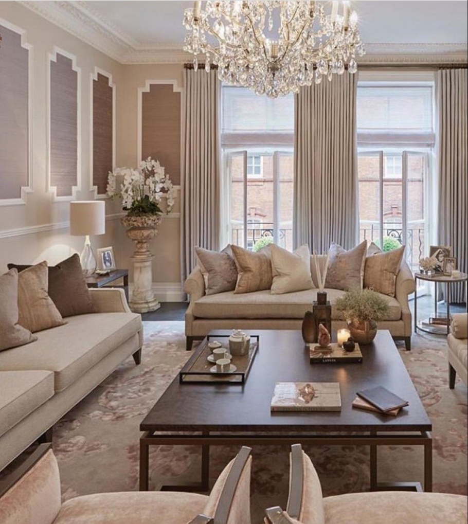 Большая гостиная с телевизором