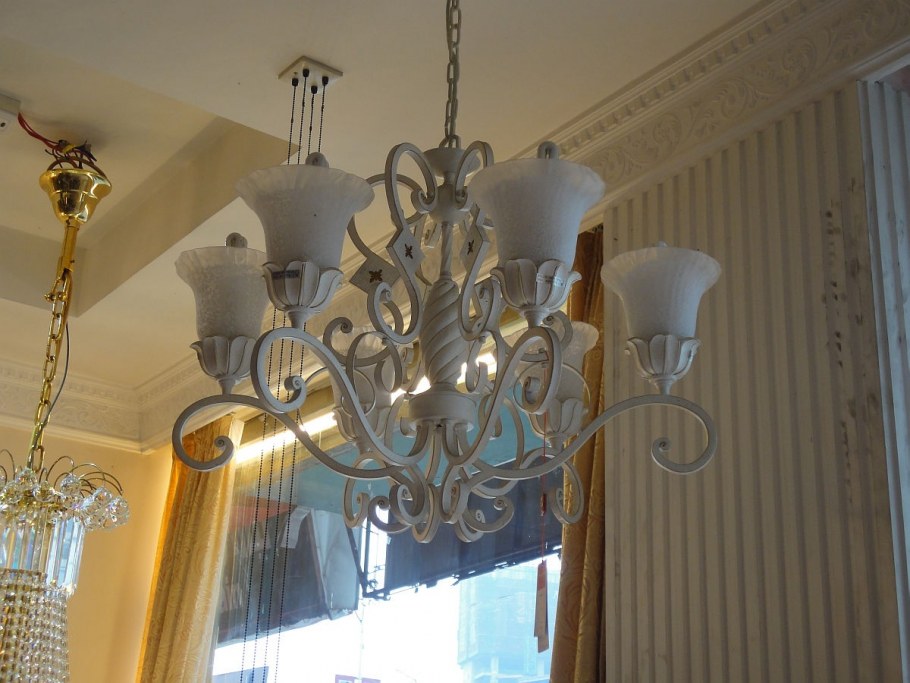 Потолочные люстры для кухни в стиле Прованс в интерьере