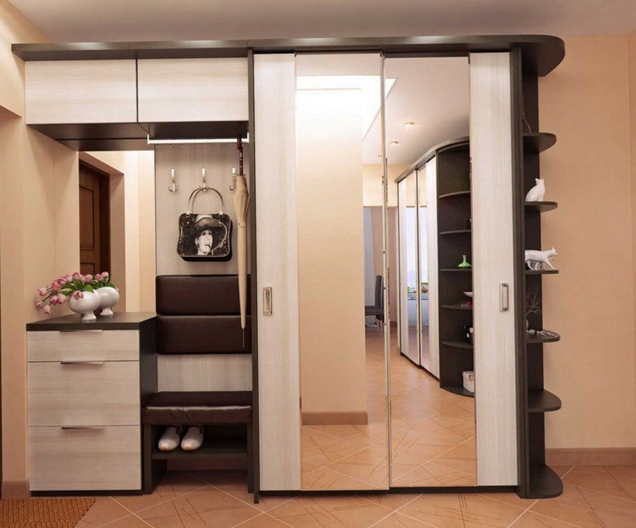 Прихожая с антресолями