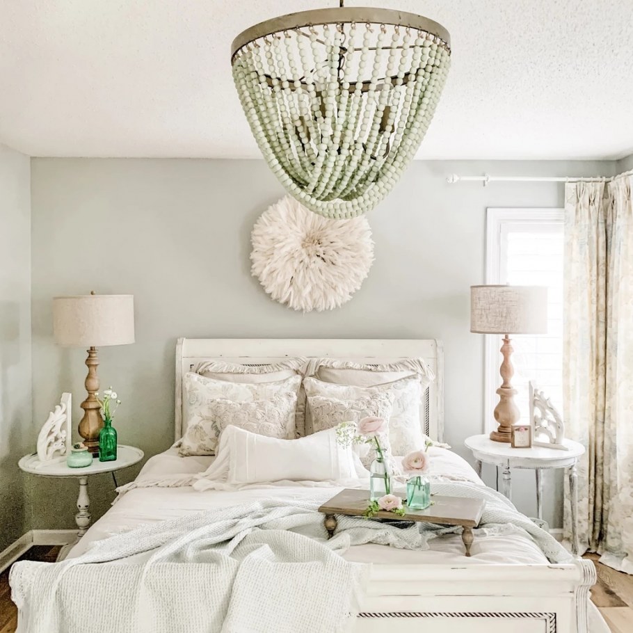 Люстры в спальню в современном стиле