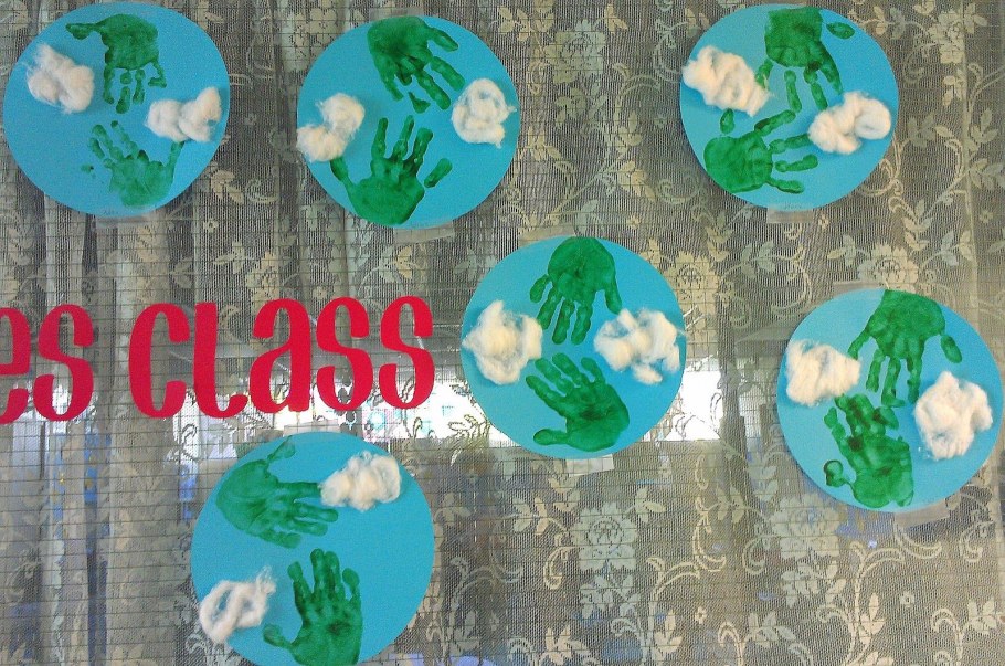 Аппликация день земли младшая группа