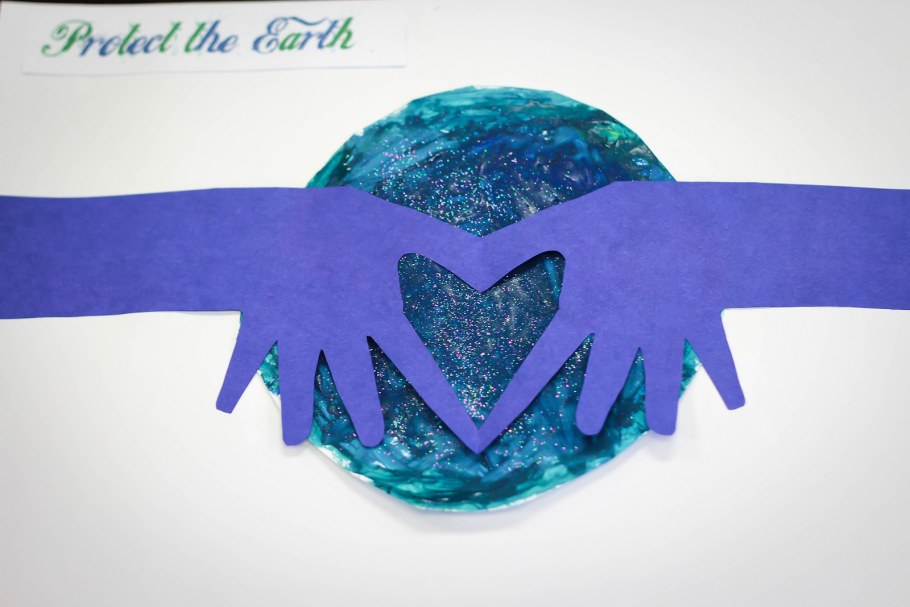 Голубая Планета земля в виде детских ладошек