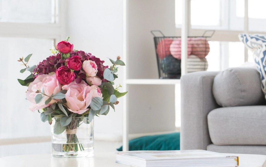 Искусственные растения в интерьере гостиной