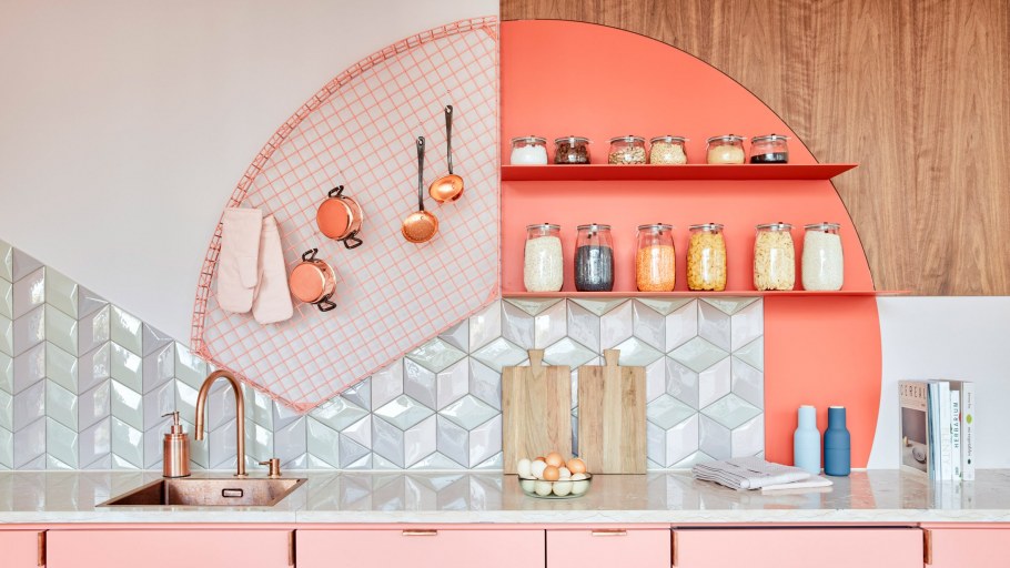 Плинтус для плитки на кухне