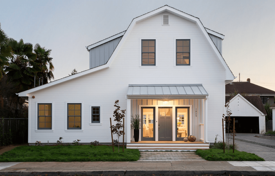 Белый деревянный дом